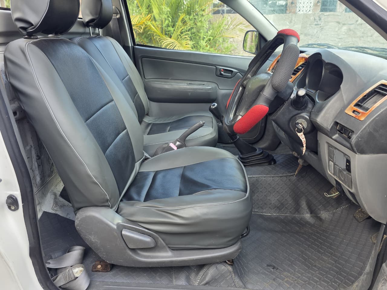 Toyota Hilux - Image 11